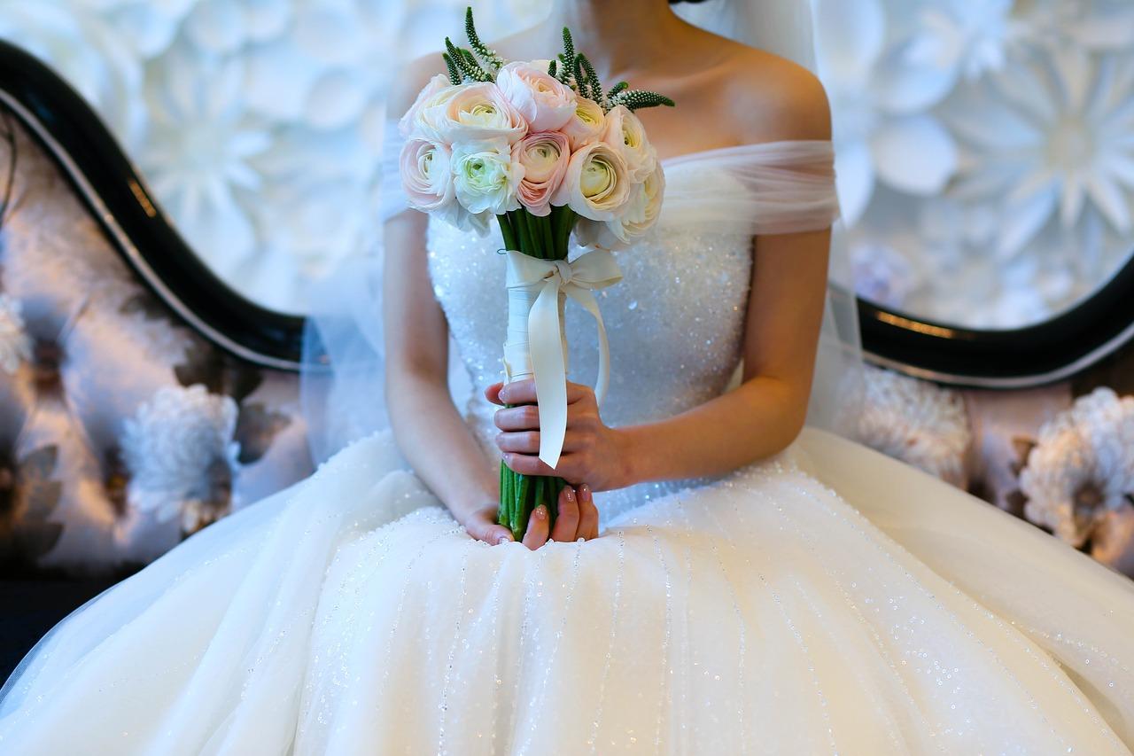 Ozdobna suknia ślubna – jak nie przesadzić?