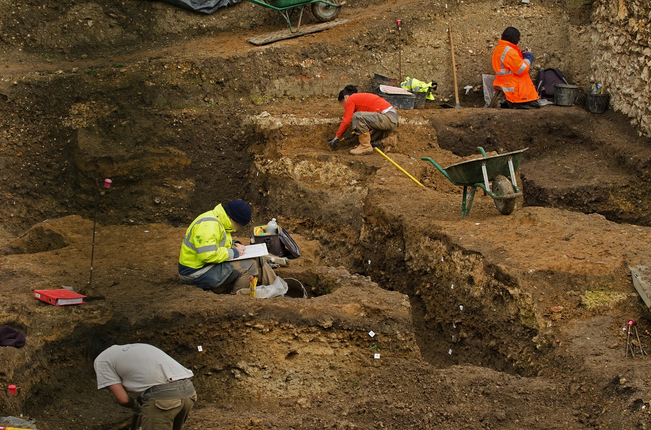 Pracownie archeologiczne – jakie formy usługi są przez nie oferowane