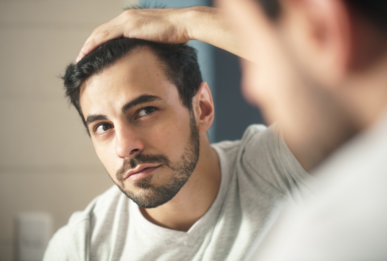 Kiedy warto zdecydować się na przeszczep włosów – jak to wygląda?