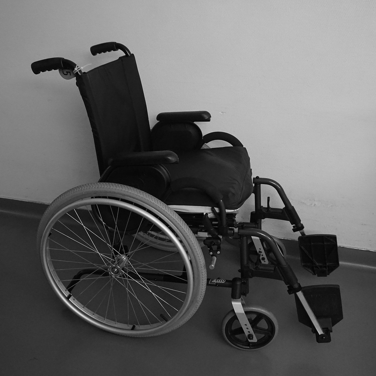 Jakie kroki podjąć, aby nabyć wózek inwalidzki dla osoby niepełnosprawnej?