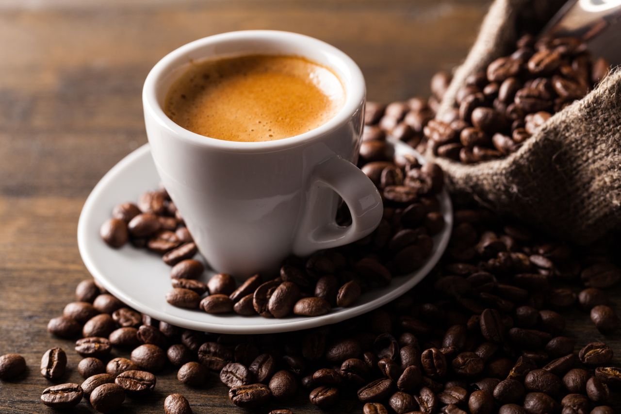 Jak stworzyć aromatyczną kawę w domu?