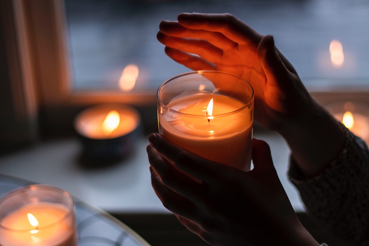 Świeczka zapachowa – dodatek do przestrzeni domu i sprawdzony pomysł na prezent w jednym
