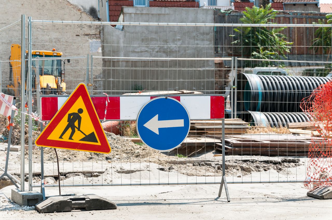 Co powinno być wykorzystywane podczas remontu drogi, aby ruch przebiegał płynnie i bezpiecznie?