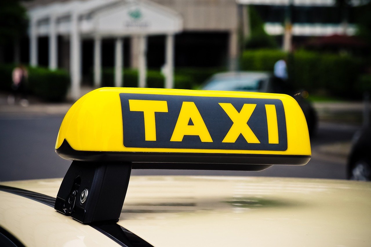 Podróż taxi – jakie ma zalety ten środek transportu?